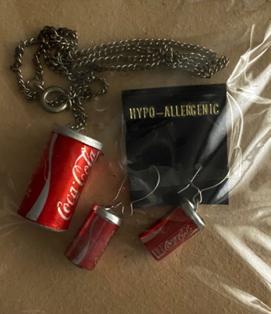 9533-1 € 6,00 coca cola ketting en oorbellen in vorm van blikjes.jpeg